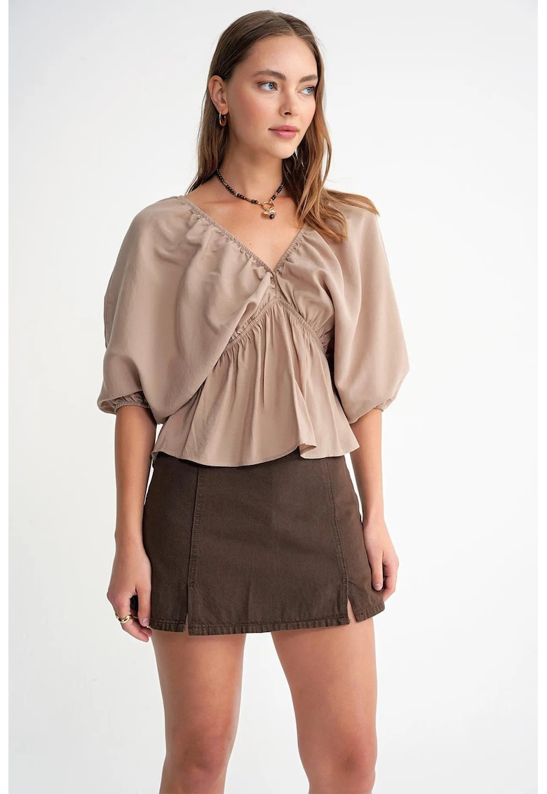 Bluze dama - Bluza cu decolteu in V - detalii cu volane - maro camel - textil