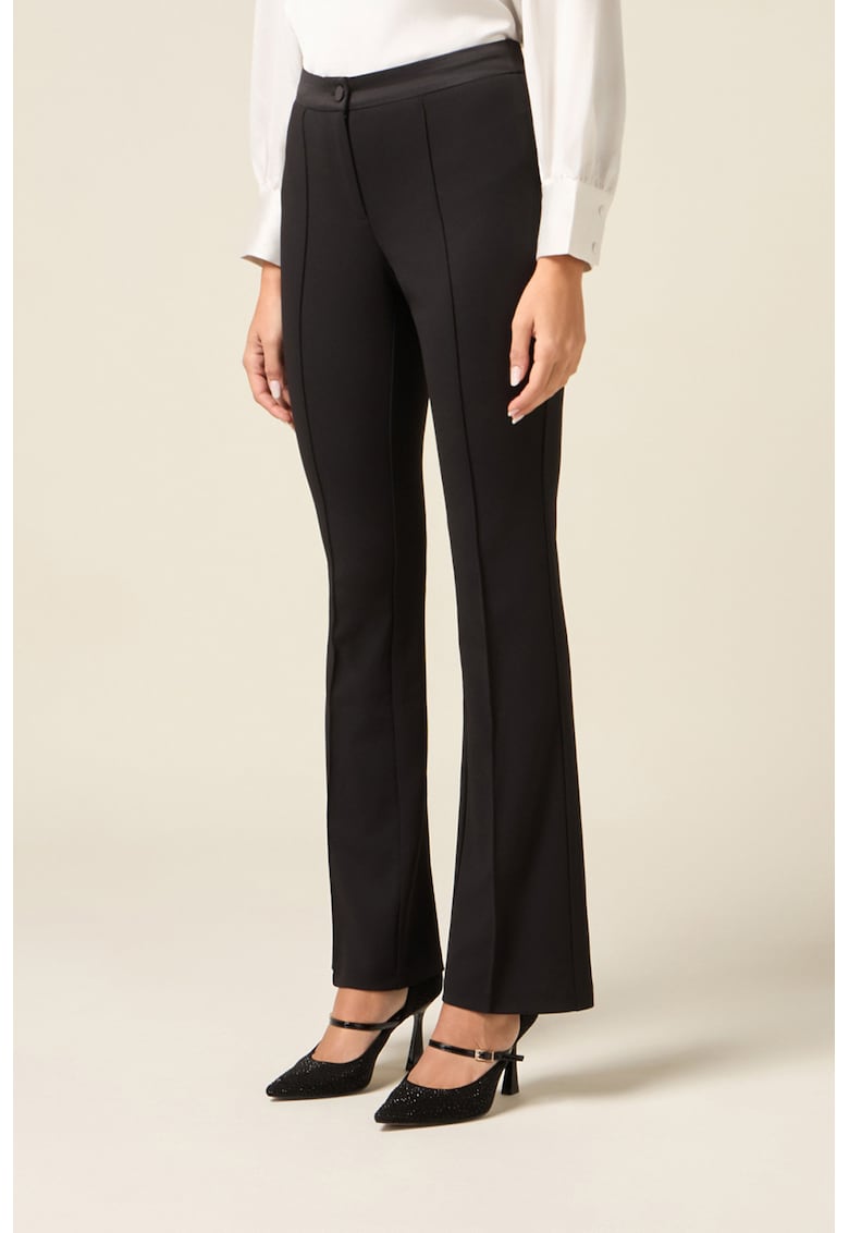 Pantaloni evazati cu detalii pensa