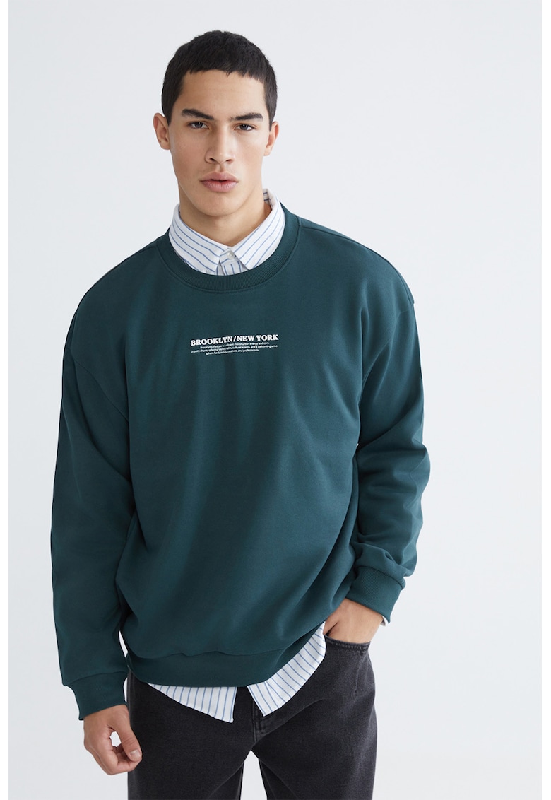 Bluza de trening cu decolteu la baza gatului si imprimeu text - Verde englez