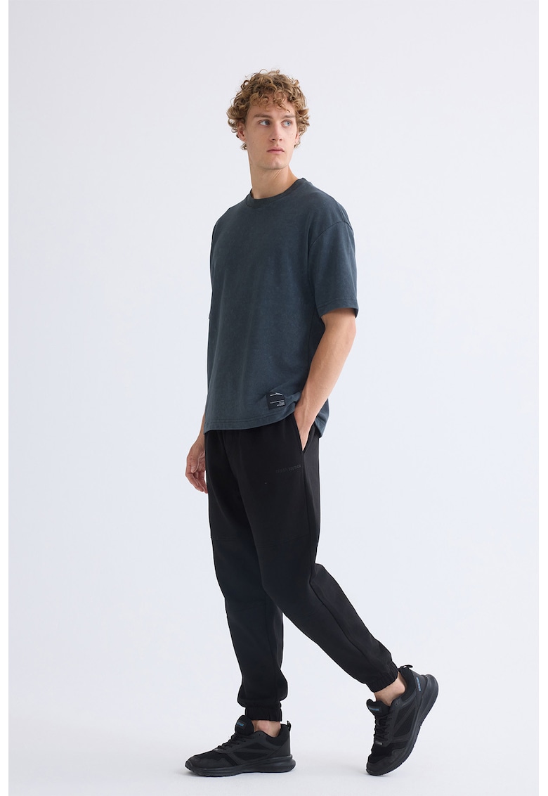 Pantaloni de trening regular fit cu model uni si snur de ajustare in talie - Negru