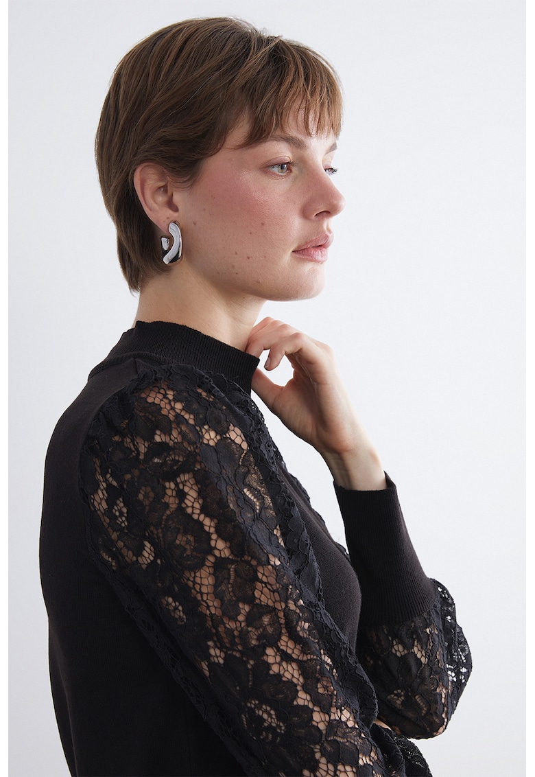 Pulover cu maneci din dantela