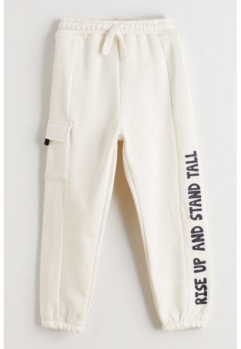 Pantaloni de trening cu snur si text - Alb fildes/Negru stins