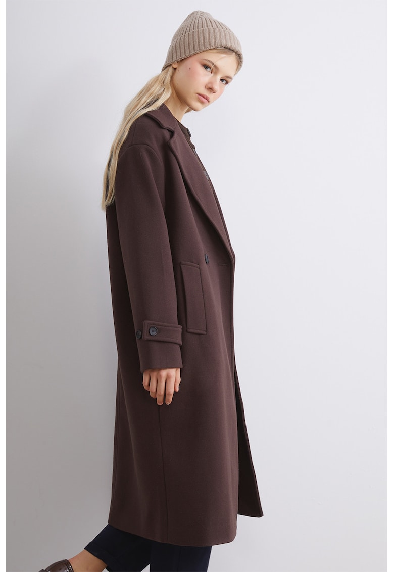 Palton cu nasturi si revere decupate