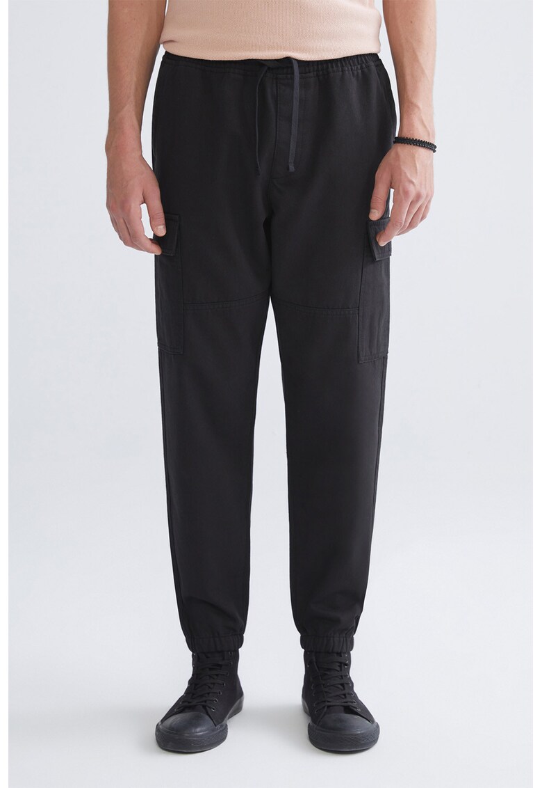 Pantaloni de trening cu croiala cargo - Negru