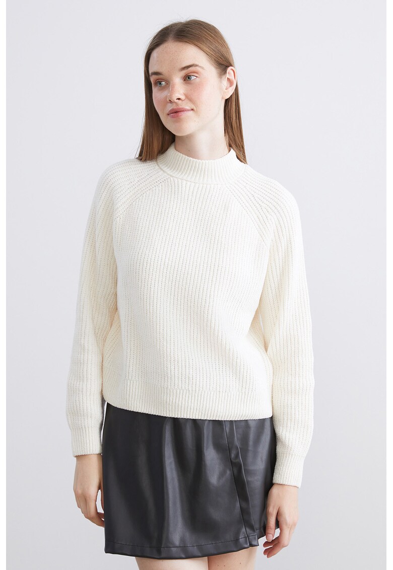 Pulover striat cu model uni si guler inalt - Alb
