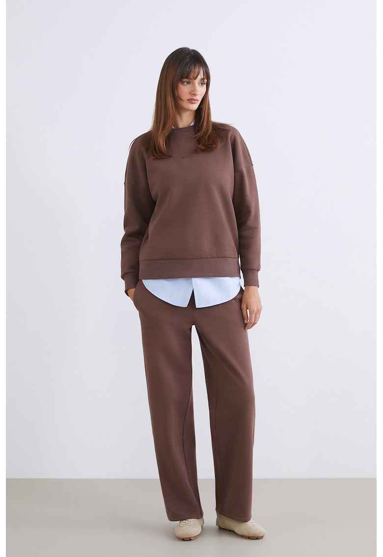 Pantaloni de trening cu croiala dreapta si buzunare laterale