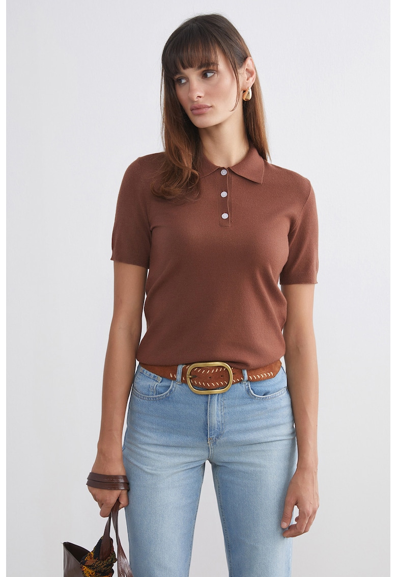 Pulover cu maneci scurte si fenta cu nasturi - Maro scortisoara