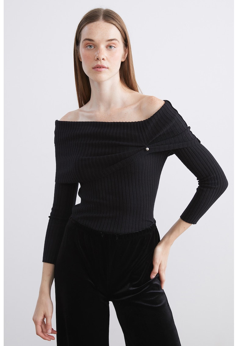 Pulover striat cu decolteu pe umeri - Negru