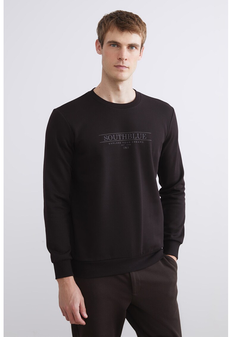 Bluza de trening cu decolteu la baza gatului si imprimeu text - Negru