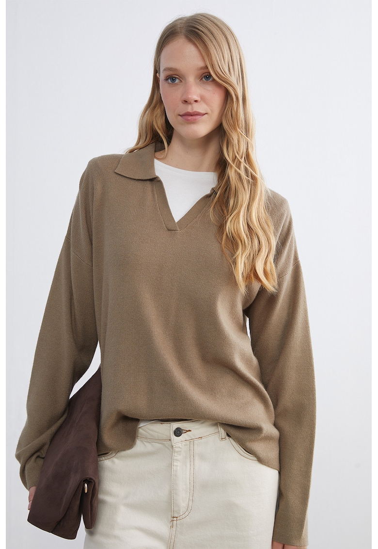 Pulover lejer cu decolteu in V - Maro deschis