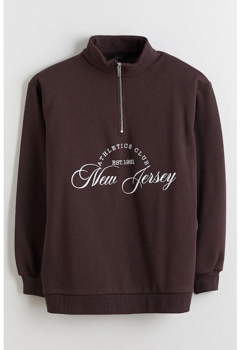 Bluza de trening cu fermoar scurt si imprimeu text - Maro inchis