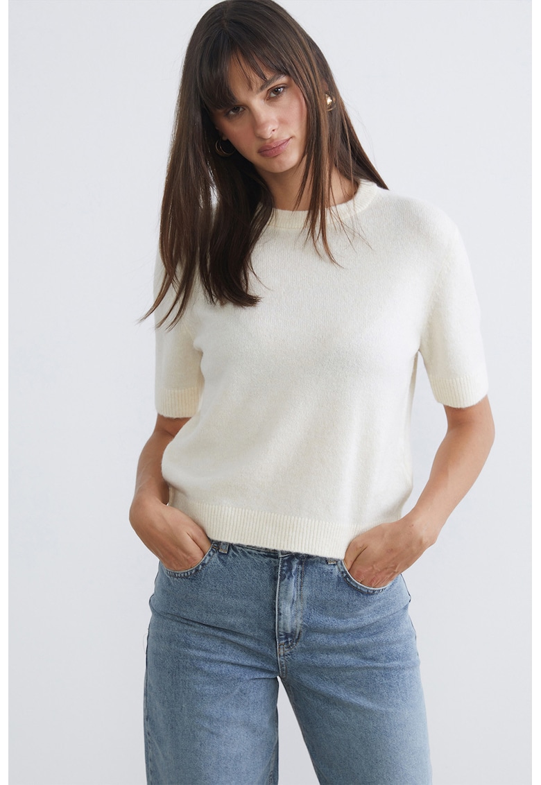 Pulover cu decolteu la baza gatului si maneci scurte