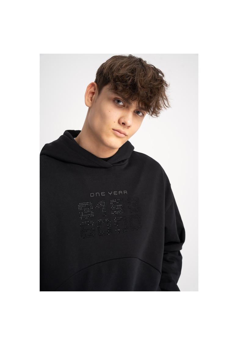 Hanorac lejer cu buzunar kangaroo si strasuri