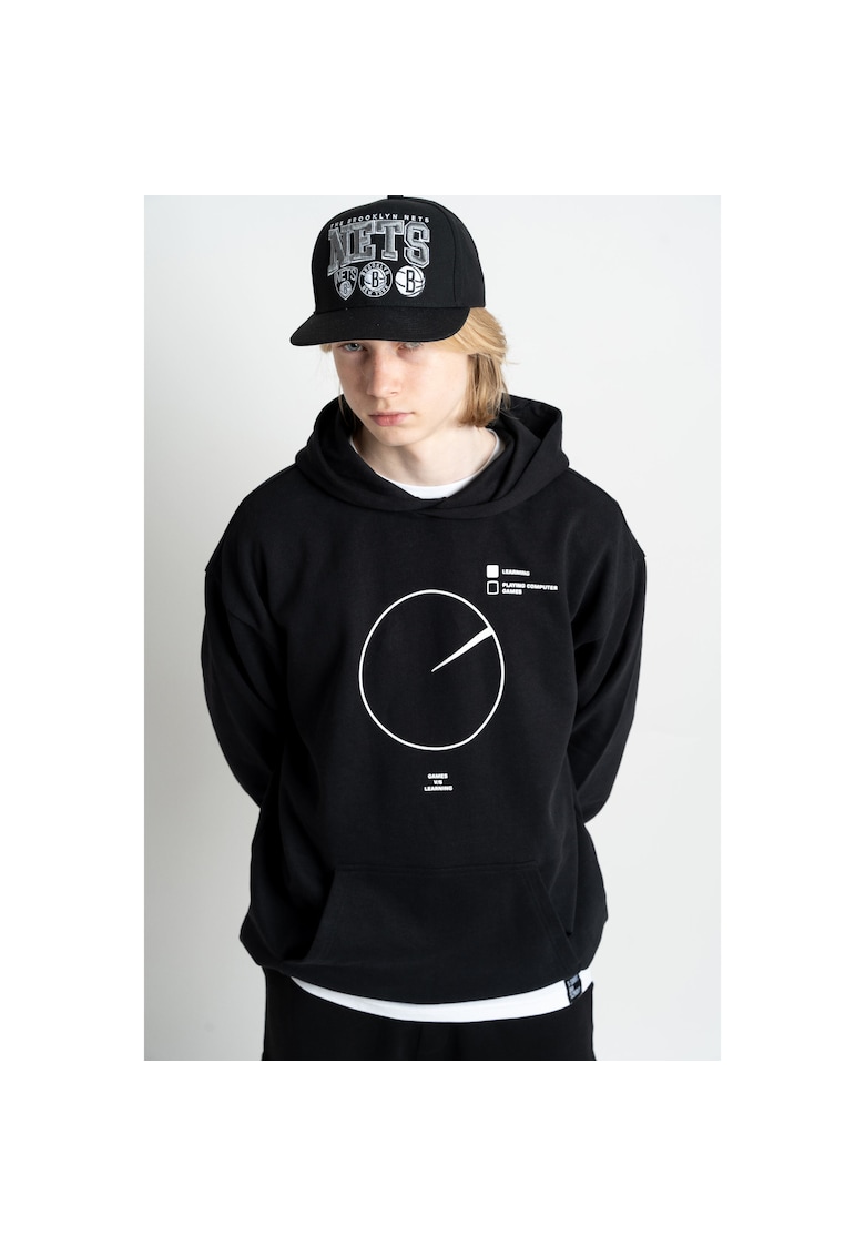 Hanorac negru cu print contrastant la piept -