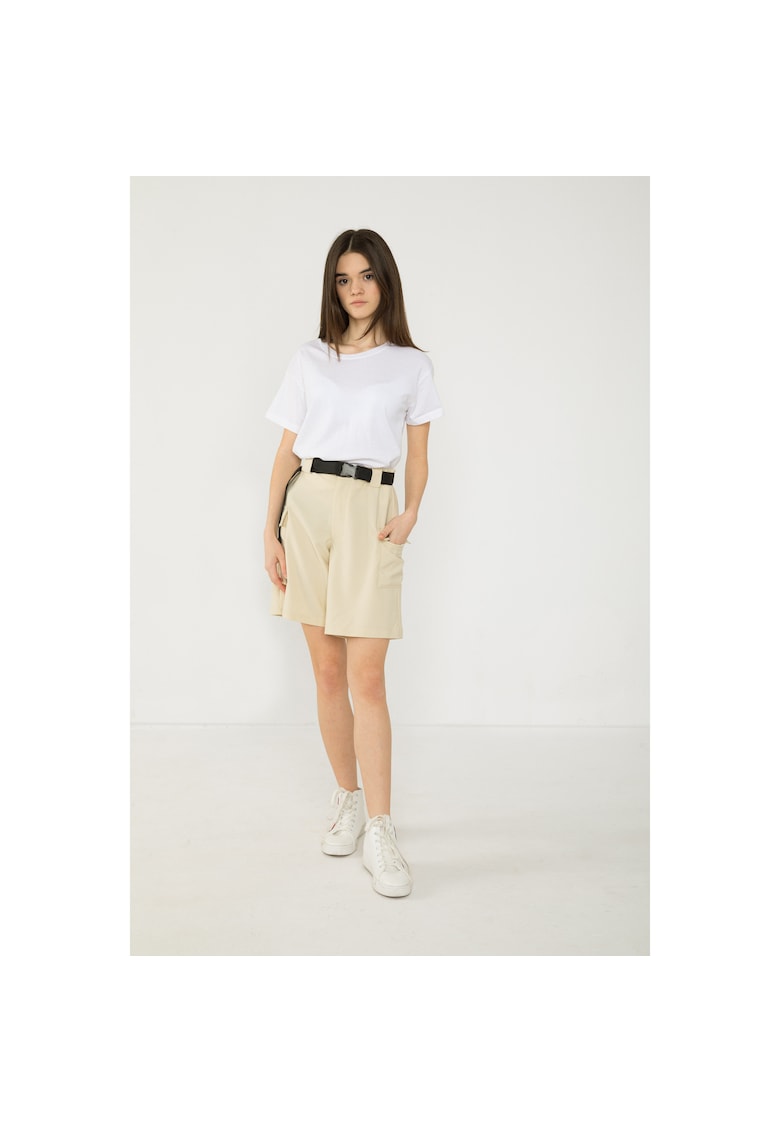 Pantaloni scurti cu buzunare cargo si curea in talie