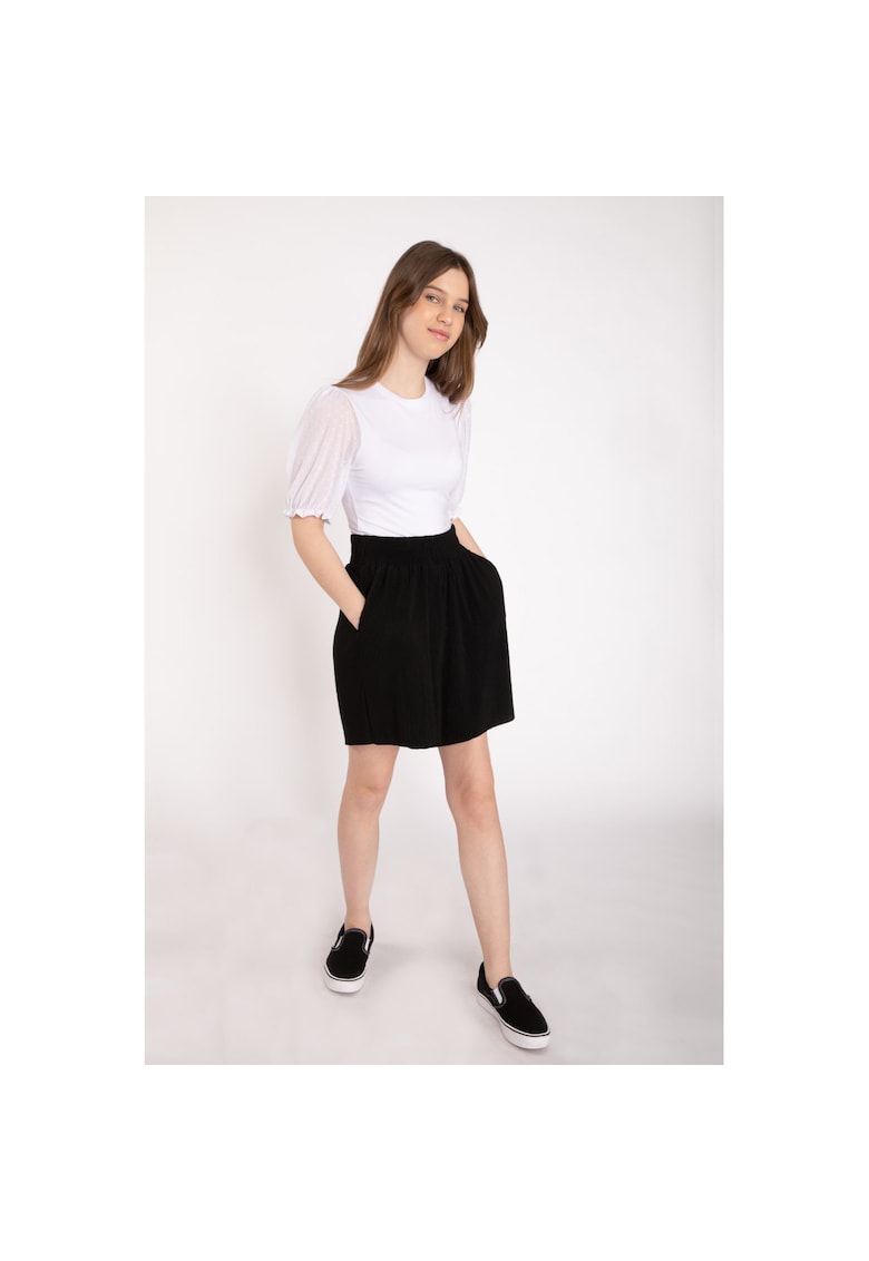 Pantaloni scurti cu aspect striat si talie elastica