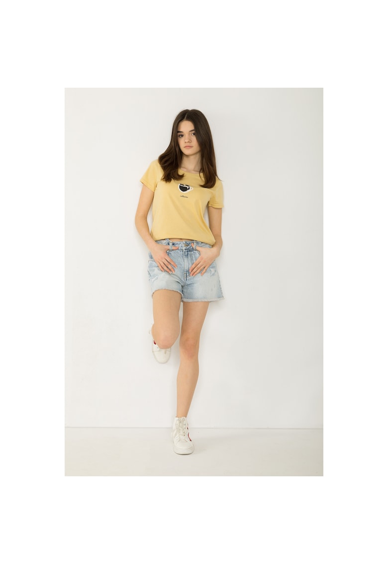 Blugi scurti cu detalii deteriorate