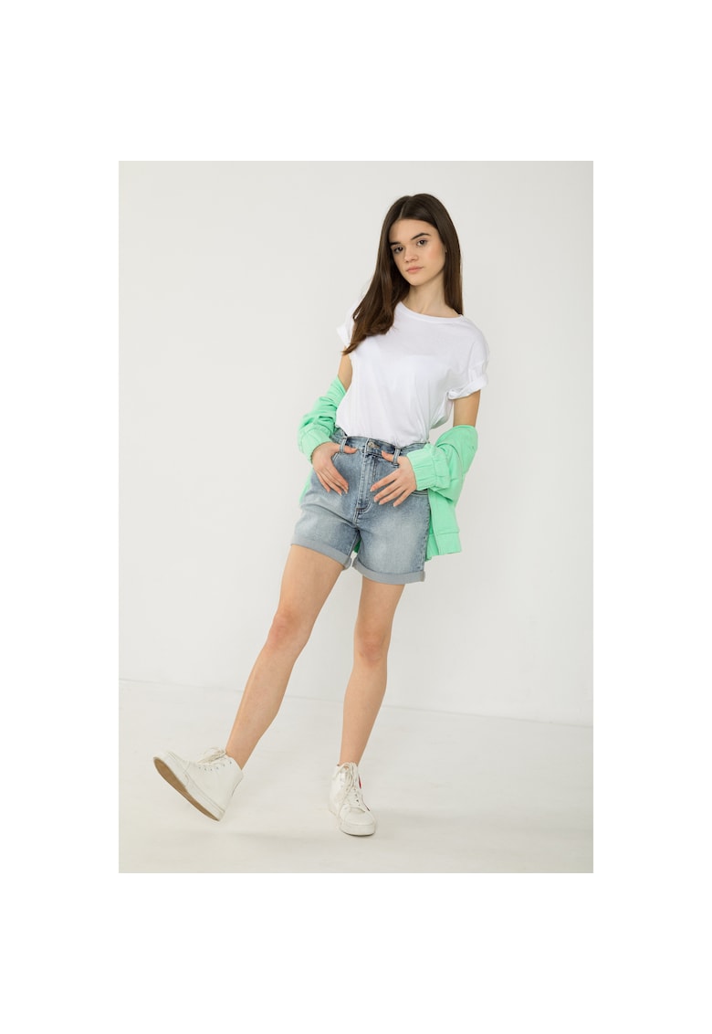 Blugi scurti cu terminatii rasucite