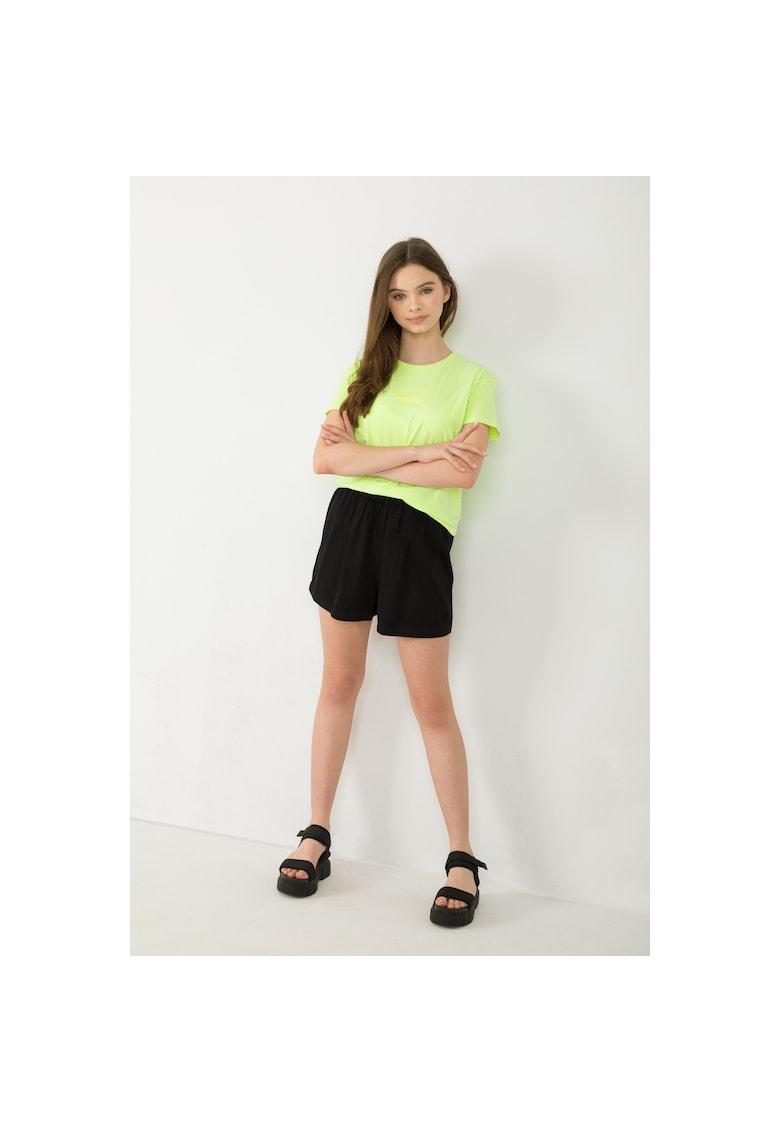 Pantaloni scurti lejeri cu model uni si snur de ajustare in talie