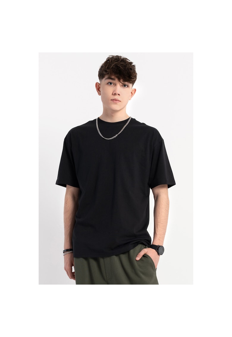 Tricou lejer cu decolteu la baza gatului -