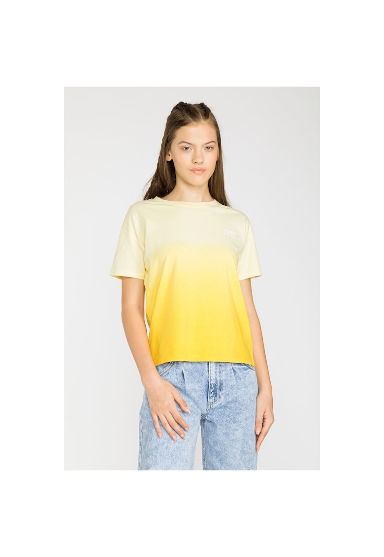 Tricou cu decolteu la baza gatului -
