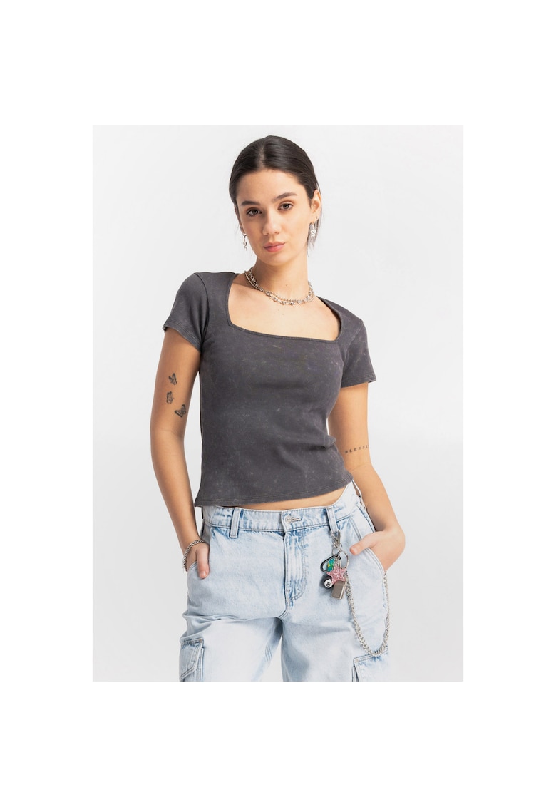 Tricou Slim Fit cu decolteu patrat si aspect prespalat -