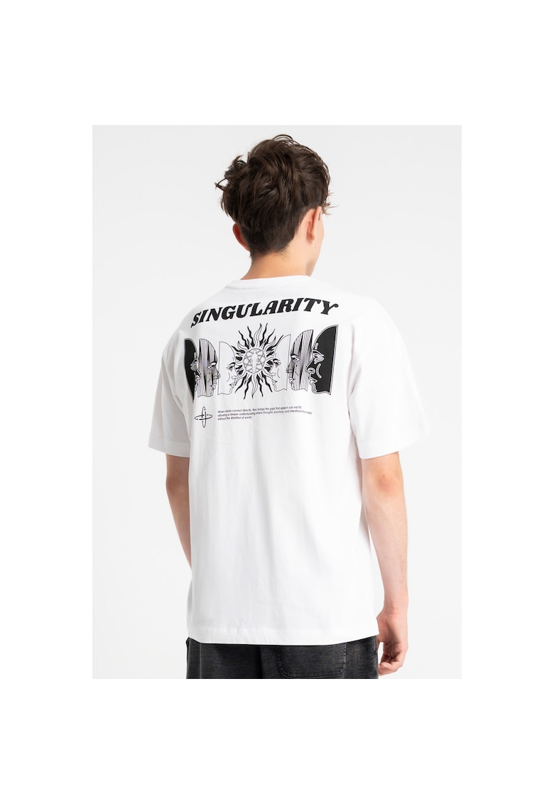 Tricou lejer cu decolteu la baza gatului si imprimeu pe spate -