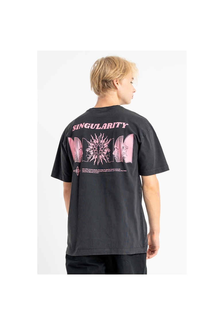 Tricou lejer cu imprimeu grafic pe spate -