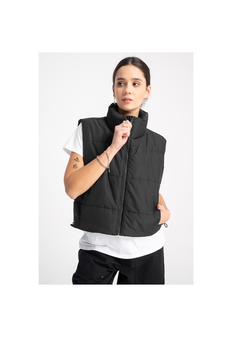 Vesta matlasata cu guler inalt -