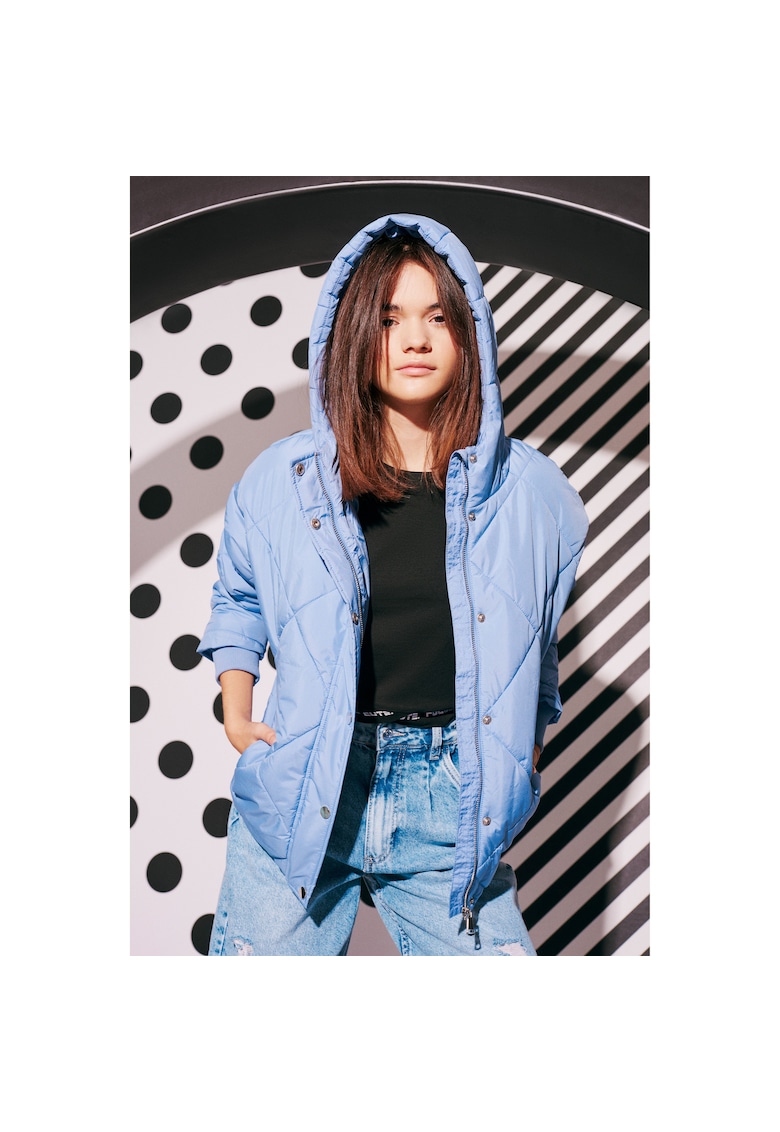 Geaca matlasata cu gluga si capse -