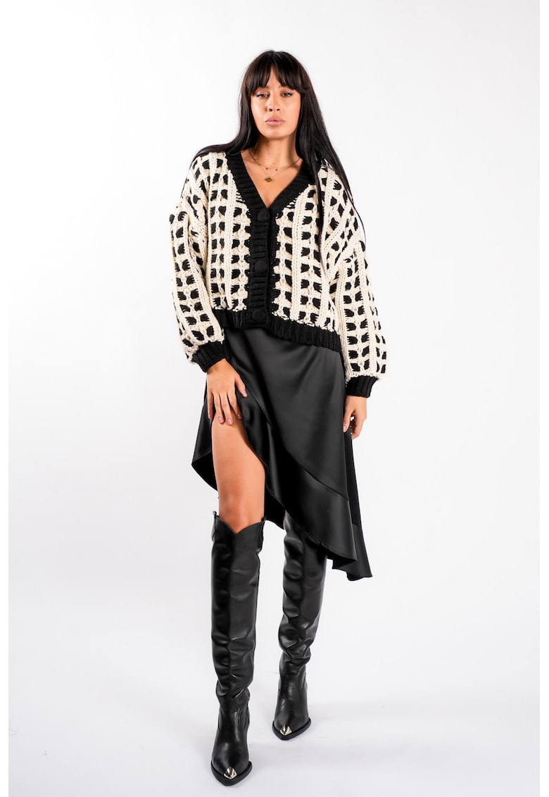 Pulover gros ivory cu nasturi tricotati