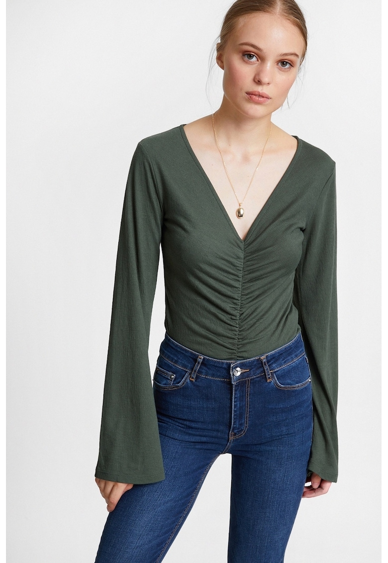 Bluza cu mansete evazate si decolteu in V