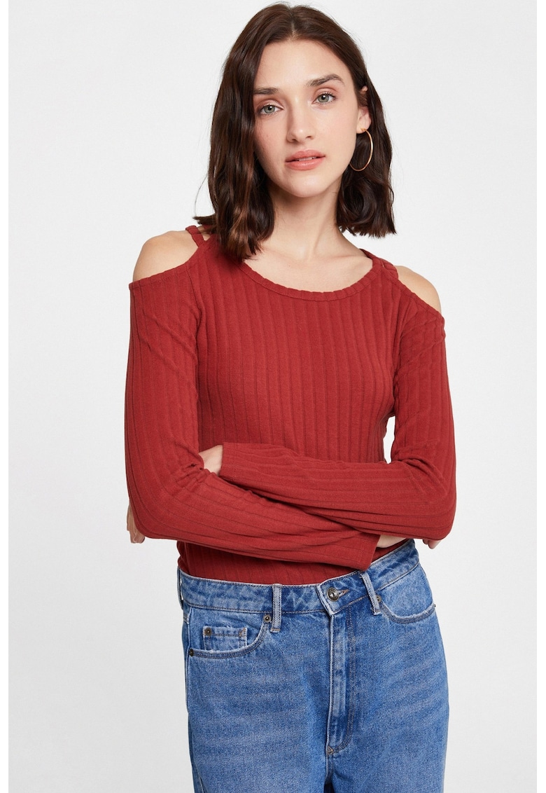 Pulover cu decupaj pe umar si decolteu rotund