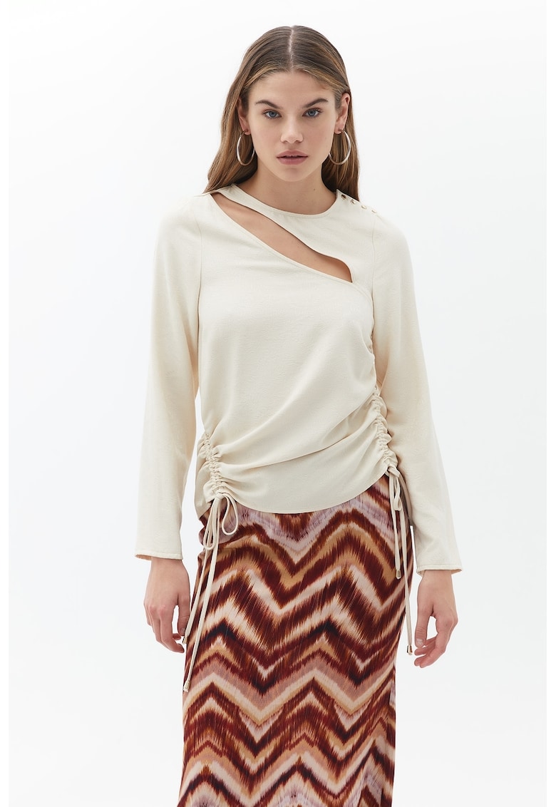 Bluza cu decupaj si snur lateral