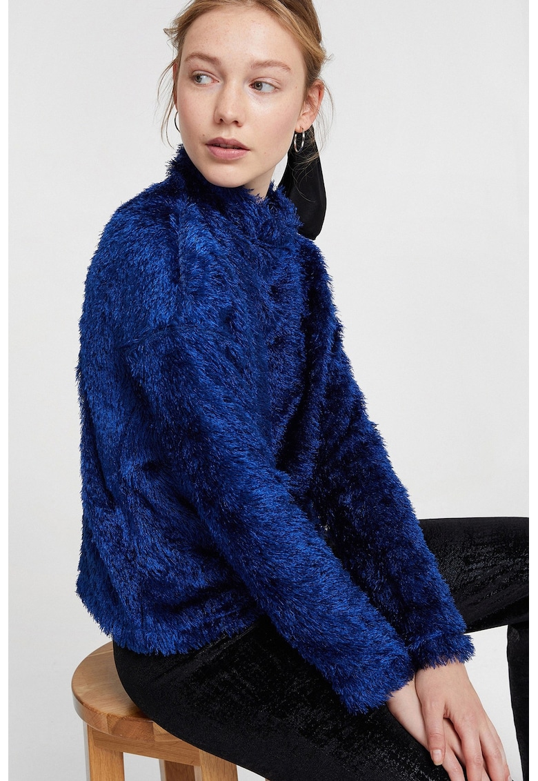 Pulover pufos cu guler scurt