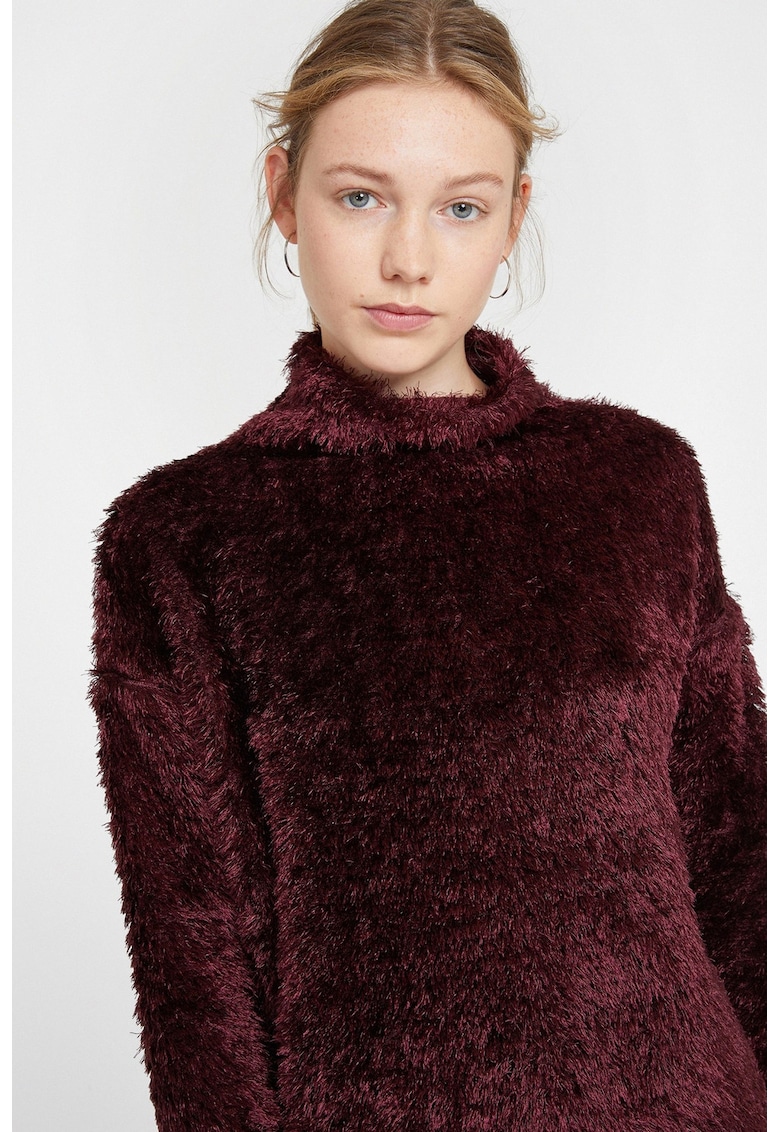 Pulover pufos cu guler scurt