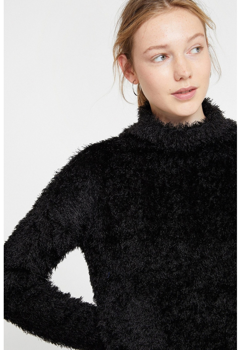 Pulover pufos cu guler scurt