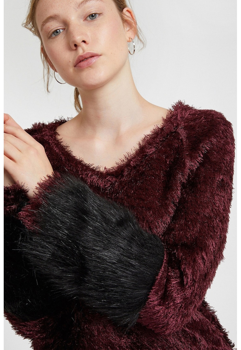 Pulover pufos cu decolteu in V