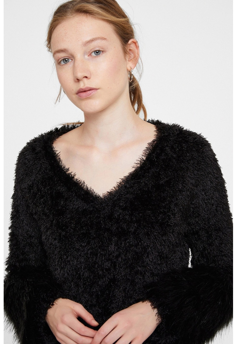 Pulover pufos cu decolteu in V