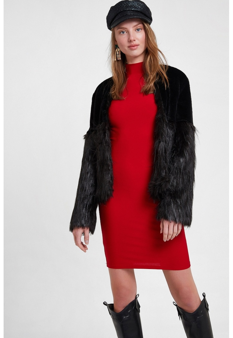 Rochie cambrata cu decupaj pe partea din spate