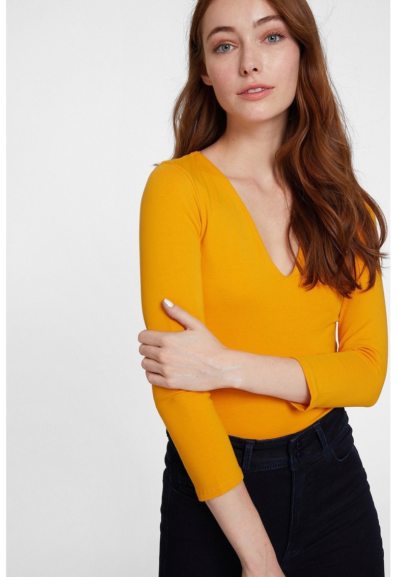 Bluza slim fit cu decolteu in V si maneci trei sferturi