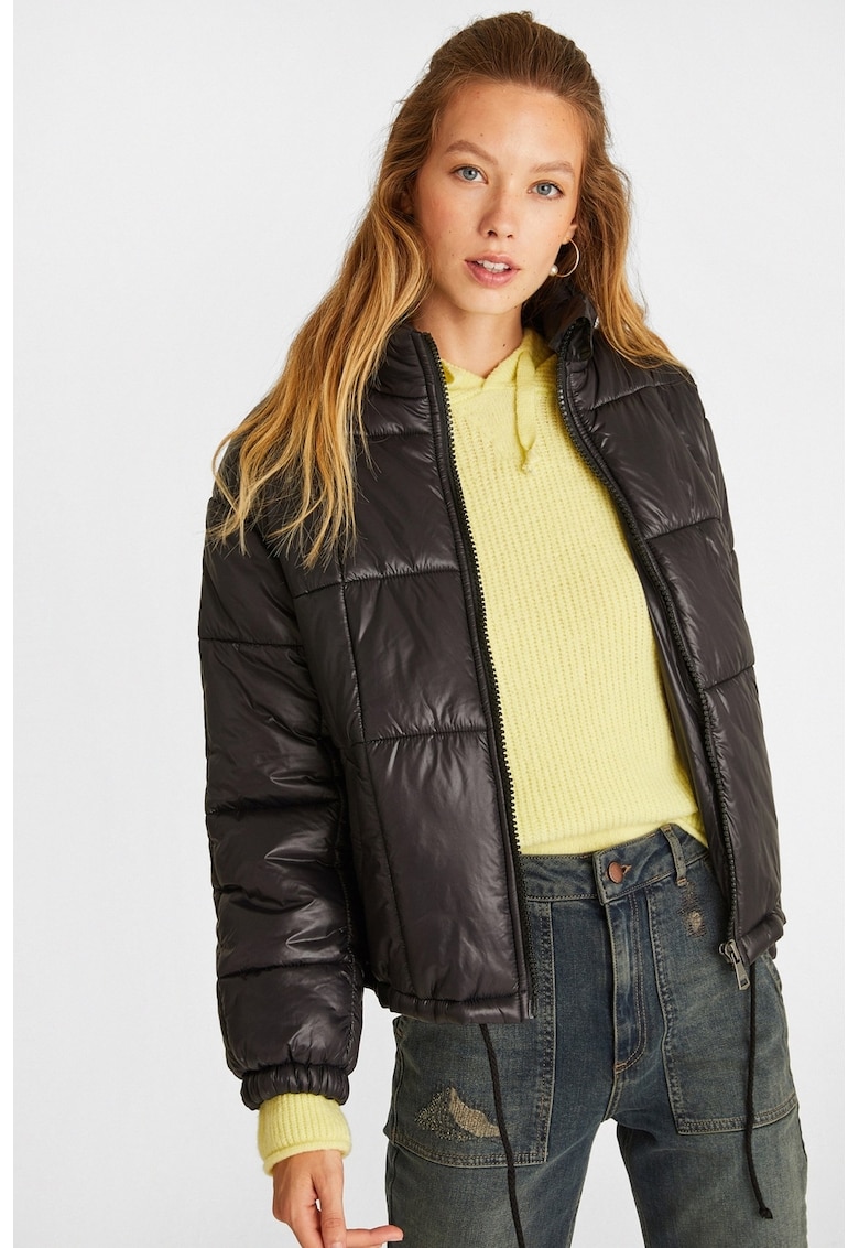 Geaca matlasata cu guler inalt