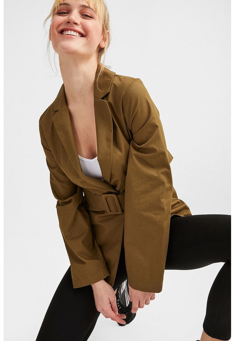 Jacheta scurta de bumbac cu o curea in talie