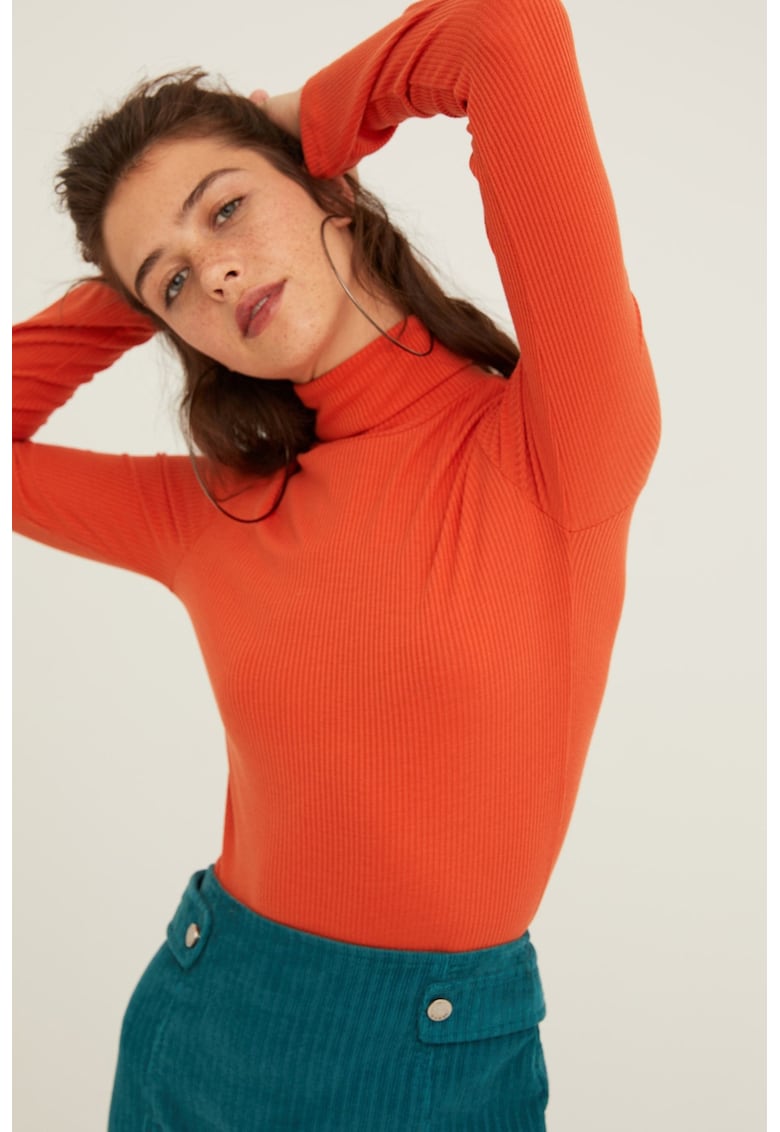 Bluza striata cu guler inalt