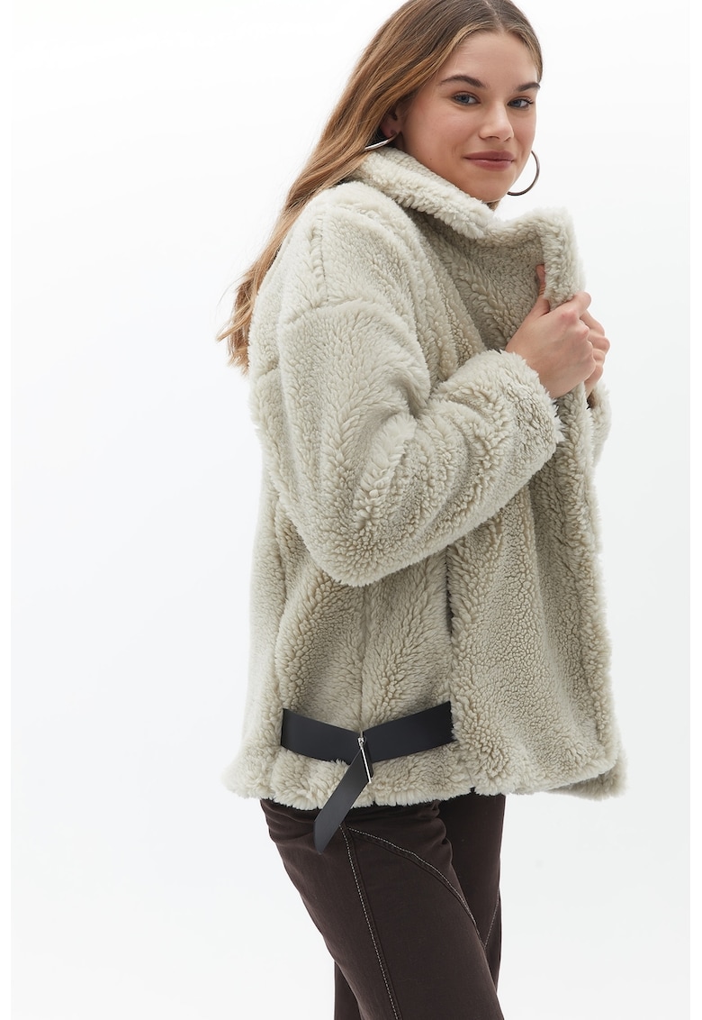 Palton scurt din plus cu croiala supradimensionata