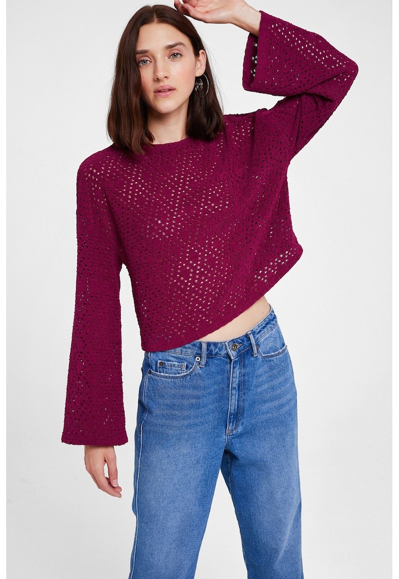Pulover cu perforatii si maneci evazate