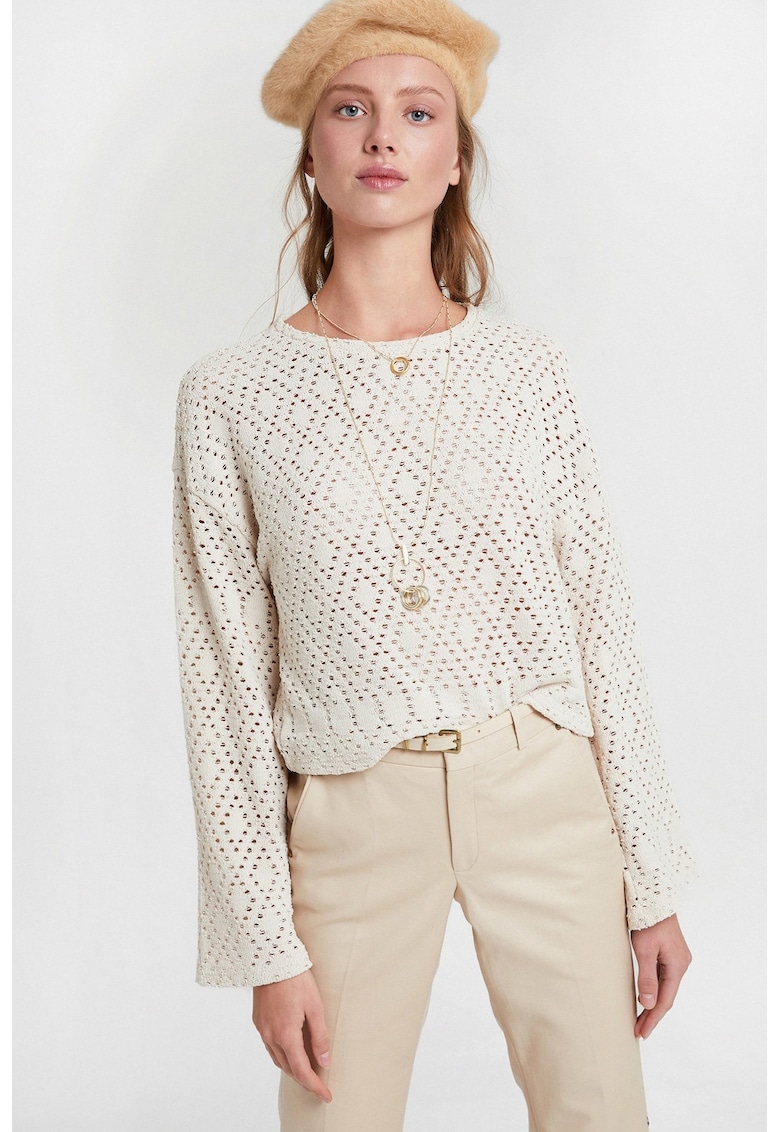 Pulover cu perforatii si maneci evazate