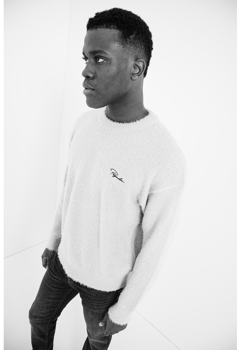 Pulover pufos cu maneci cazute