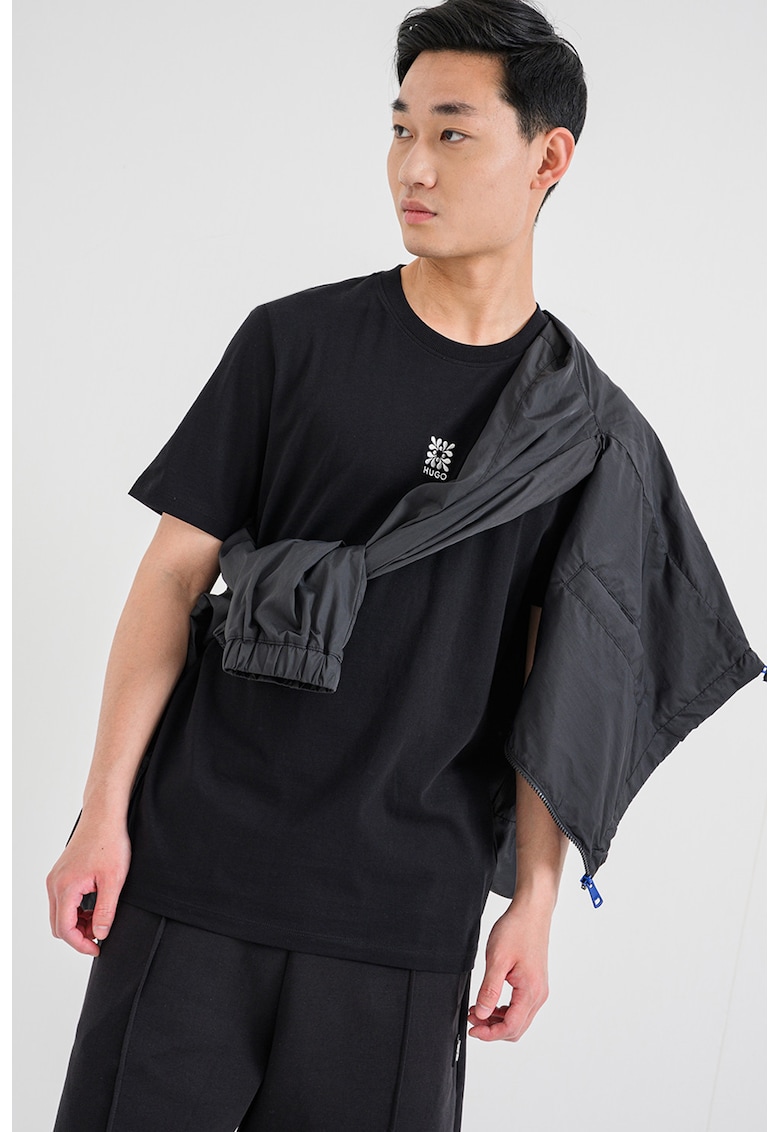 Tricou cu decolteu la baza gatului si logo - Negru