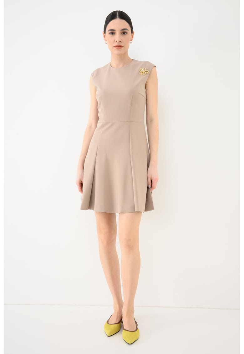Rochie scurta cu aplicatie cu floare metalica Kilandi - Maro nisip